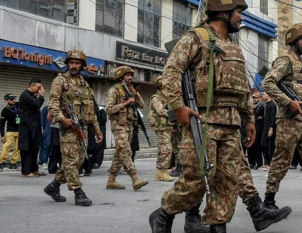 Pakistán amenaza con deportar a más afganos después del ataque a sus soldados