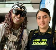 Rapero se enamoró de policía en Colombia y está pidiendo ayuda para encontrarla