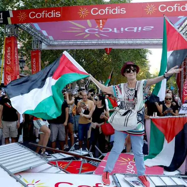 Foto protestas por Palestina en Vuelta a España, en nota de final de Vuelta a España es cancelada por apoyo a Palestina; Vingegaard, campeón