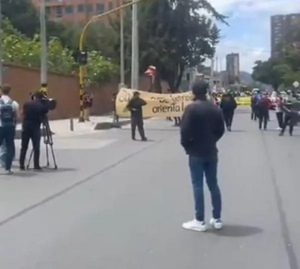 Estado de vías en Bogotá: manifestantes realizan plantón en la carrera 7 con calle 170 