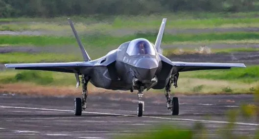 Uno de los aviones militares de Estados Unidos que aterrizaron en Puerto Rico y que aumentan tensiones con Venezuela