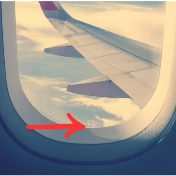 ¿Para qué sirve el agujero de las ventanas de los aviones? Salva muchas vidas 