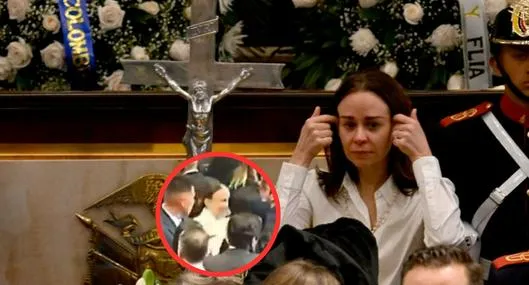 Aparece video del momento exacto en que Cabal saludó (con micrófono) a viuda de Miguel Uribe. La esposa del senador dice que ella la amenazó. 