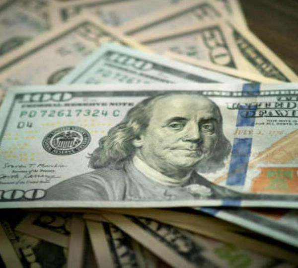 Dólar en Colombia arranca semana a la baja y se aleja de los $3.900