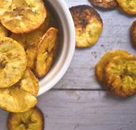 Así se hacen unos chips de plátano maduro