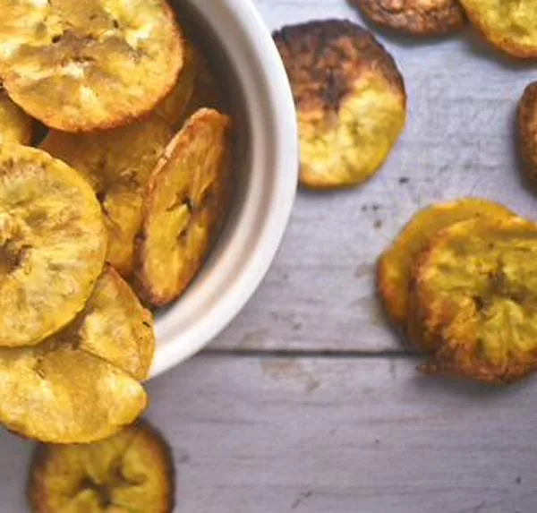 Así se hacen unos chips de plátano maduro