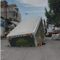 Video: camión de gaseosas cae dentro de un enorme hueco a mitad de la carretera