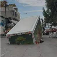 Video: camión de gaseosas cae dentro de un enorme hueco a mitad de la carretera