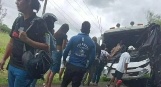 Así quedó el bus que se accidentó con estudiantes del Sena en su interior. Hubo al menos 3 muertos y 18 heridos