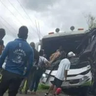 Así quedó el bus que se accidentó con estudiantes del Sena en su interior. Hubo al menos 3 muertos y 18 heridos