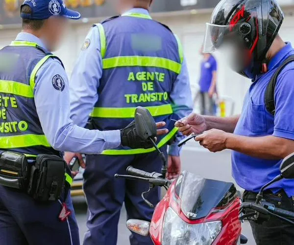 Investigan a agentes de tránsito por presunta agresión a conductor en operativo de movilidad