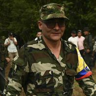 FARC-EP dissidence top commander Ivan Mordisco (C) attends a meeting with local communities in San Vicente del Caguan, department of Caqueta, Colombia on April 16, 2023. An armed dissident group of Colombia's disbanded FARC guerrillas said Sunday it was "ready" to start peace talks with the government from May 16. "We are announcing to the world that our delegates to the dialogue table with the Colombian government... are ready for May 16," the EMC dissident grouping, which rejected a 2016 peace deal that disarmed the FARC, said through a spokesperson. (Photo by JOAQUIN SARMIENTO / AFP)