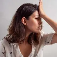 Foto de mujer que olvidó algo, en nota de cómo es la dieta que puede dañar la memoria en solo 4 días, según nuevo estudio
