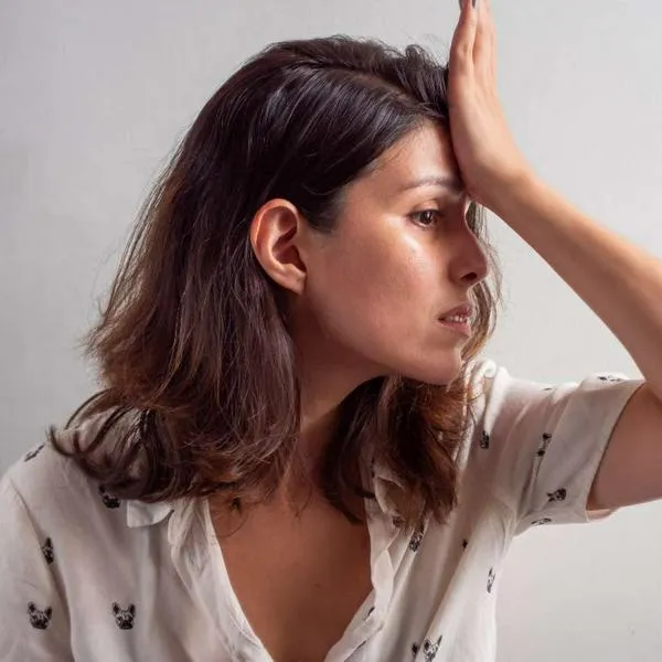 Foto de mujer que olvidó algo, en nota de cómo es la dieta que puede dañar la memoria en solo 4 días, según nuevo estudio