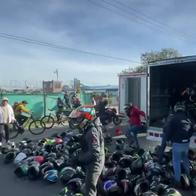 Motociclistas paralizan occidente de Bogotá hoy: arrojaron cascos en vía