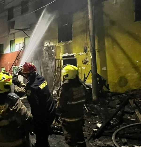 Incendio en Manizales: dos bomberos terminaron lesionados