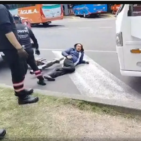 Bogotá hoy: hombre se tiró al piso para que grúa no se llevara su bus