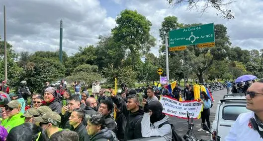 Cerca de 500 motociclistas bloquean importante vía de Bogotá: casi se agarran con precandidato presidencial Santiago Botero. 