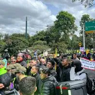 Cerca de 500 motociclistas bloquean importante vía de Bogotá: casi se agarran con precandidato presidencial Santiago Botero. 