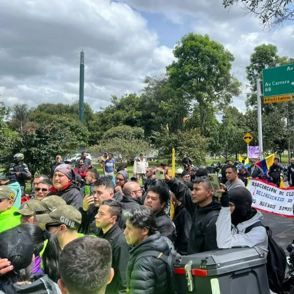 Cerca de 500 motociclistas bloquean importante vía de Bogotá: casi se agarran con precandidato presidencial Santiago Botero. 