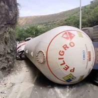 Accidente provocó el cierre la vía Bogotá–Girardot: camión de gas se volcó
