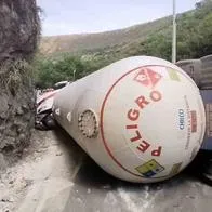 Accidente provocó el cierre la vía Bogotá–Girardot: camión de gas se volcó