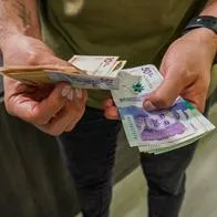Foto de dinero, en nota de por qué dinero efectivo y tarjetas de crédito y débito dejan peligro en Colombia