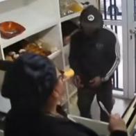 Trabajadora regaló pan a hombres en Argentina y ellos la atracaron