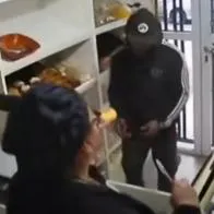 Trabajadora regaló pan a hombres en Argentina y ellos la atracaron