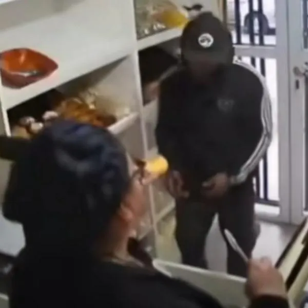 Trabajadora regaló pan a hombres en Argentina y ellos la atracaron