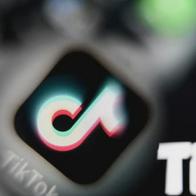 Mujer podría ir a la cárcel por fingir en TikTok que se casó con el hijo de un rey
