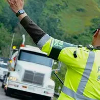   Caos en la vía a La Mesa: bloqueos completan casi un día por parte de comerciantes y conductores. Transportadores atravesaron vehículos. 
