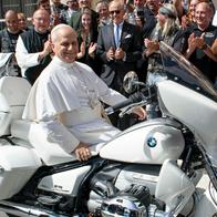 Papa León XIV subastará moto BMW que le regalaron en Vaticano: cuánto vale y más