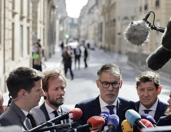 Socialistas y ecologistas se van de Matignon con "las manos vacías" tras reunirse con Lecornu