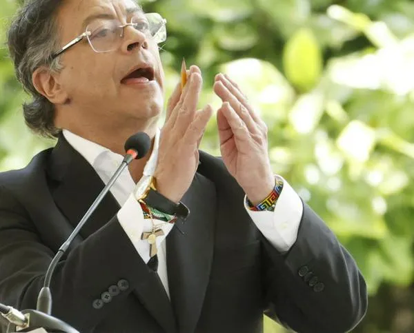Gobierno dejará de hacer erradicación forzada de cultivos de coca: "Mata policías en Colombia", dice Petro