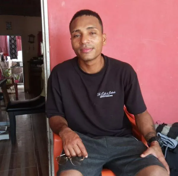 Joven fue hallado muerto en el patio de su casa: su madre fue la que lo encontró