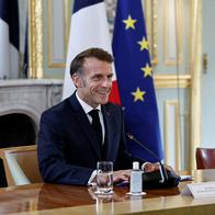 Emmanuel Macron: presidente Francia exámenes con su esposa demostrar mujer