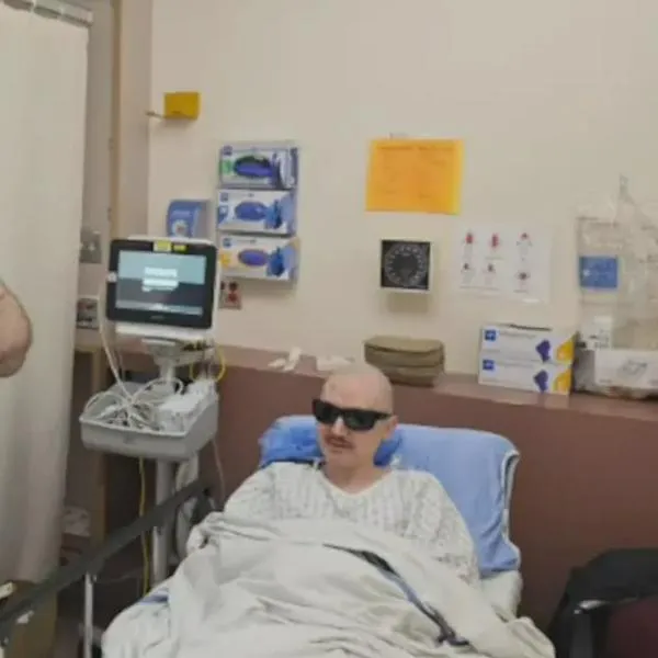 Hombre alérgico al ibuprofeno terminó ciego y con un diente implantado en el ojo para salvarlo