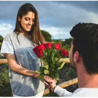 ¿Qué color de flores se regala en amor y amistad 2025? Uno lo saca de friendzone