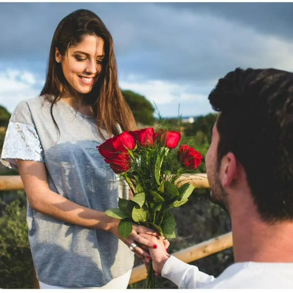 ¿Qué color de flores se regala en amor y amistad 2025? Uno lo saca de friendzone