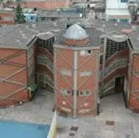 Famoso colegio de Bogotá, envuelto en escándalo por supuestas armas, drogas y acoso; hubo plantón en frente de una de las sedes. 
