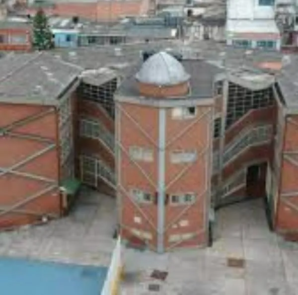Famoso colegio de Bogotá, envuelto en escándalo por supuestas armas, drogas y acoso; hubo plantón en frente de una de las sedes. 