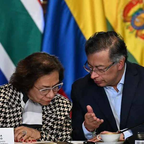 El presidente Gustavo Petro y la canciller Rosa Villavicencio