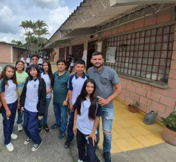 Chicos de Caldas llevan el testimonio de lo ocurrido con el volcán del Ruiz hace 40 años en una vereda   