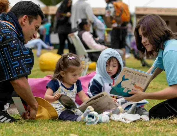 ¡Llegó Amor y Amistad! Vamos a celebrar al Festival Lectura bajo los árboles en Parque Los Novios 