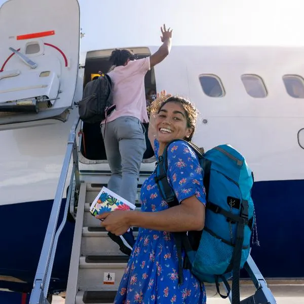 La tendencia que crece en Colombia con viajes de amor y amistad: jóvenes deben tomar medidas con seguros de asistencia. 