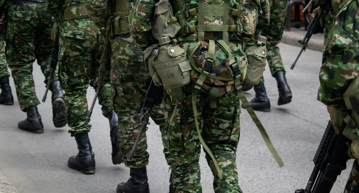 La Plata, Huila: 500 personas presionadas por disidencias de las Farc participaron en una asonada que obligó a las tropas a abordar vehículos particulares.