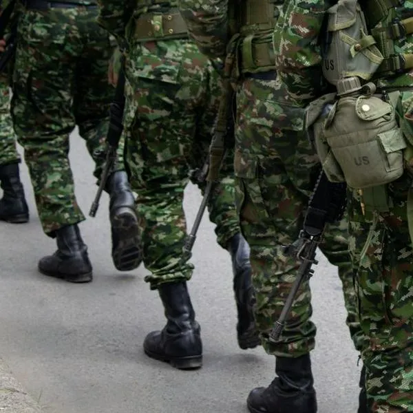
La Plata, Huila: 500 personas presionadas por disidencias de las Farc participaron en una asonada que obligó a las tropas a abordar vehículos particulares. 