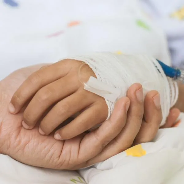 Caso Freya Dixon, menor que necesitaba trasplante y médicos ignoraron a la madre