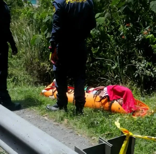 Accidentes en el Eje Cafetero dejan dos mujeres lesionadas: una cayó a un río y a otra se le incendió el carro